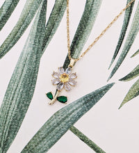 Load image into Gallery viewer, Daisy Flower Pendant Necklace