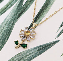 Load image into Gallery viewer, Daisy Flower Pendant Necklace